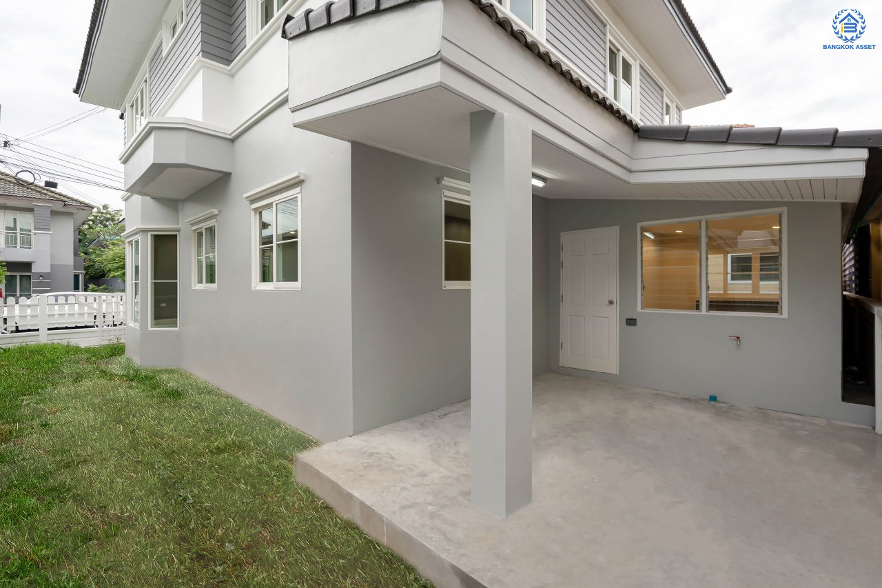 บ้านมือสองตกแต่งใหม่ โครงการ ธนานนท์ ราชพฤกษ์ เนื้อที่ 60 ตร.ว. ฟังก์ชัน 3 ห้องนอน 3 ห้องน้ำ จอดรถได้ 2 คัน พร้อมห้องอเนกประสงค์ 1 ห้อง สามารถปรับเปลี่ยนเป็นห้องทำงาน หรือห้องนอนได้ตามความต้องการ Facilities ตอบโจทย์ทุกกิจกรรม! บนทำเลติดถนนราชพฤกษ์ ใกล้วงเวียนพระราม5 เซ็นทรัลเวสต์เกต และรถไฟฟ้า "สถานีบางรักน้อยท่าอิฐ"